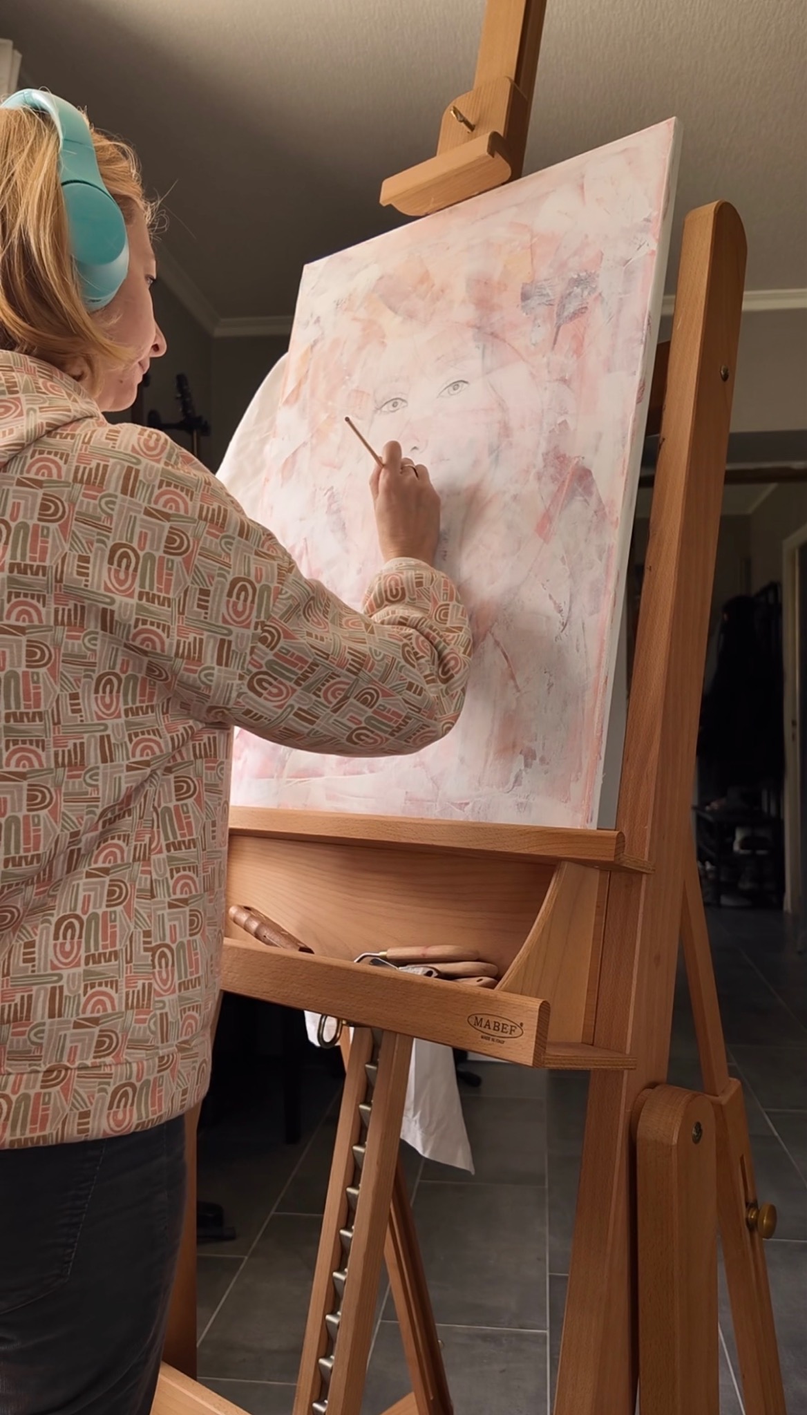 Aude en train de peindre dans son atelier