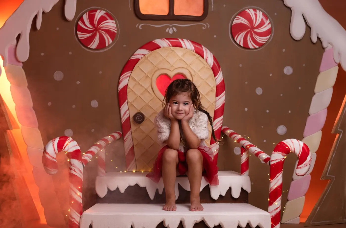 Enfant photographiée dans un décor de Noël créé à la main